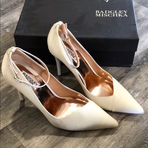 Badgley Mischka cream pumps size 10